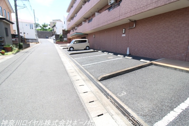 ネスト伊勢原 駐車場